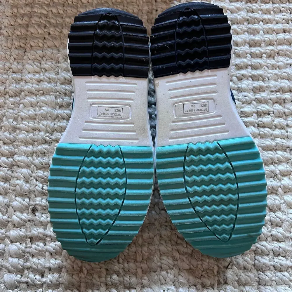 Joy Sneaker Sz 9 wide - Picture 3 of 7